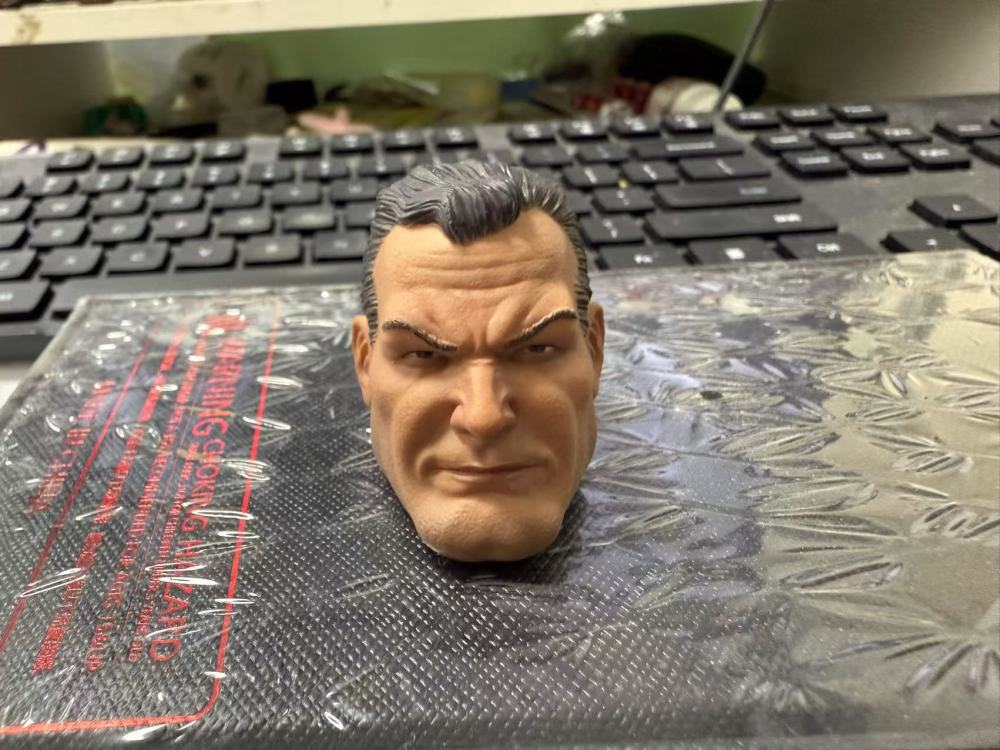 The 1/6 Shazam male soldier's head sculpture does not include a head plug