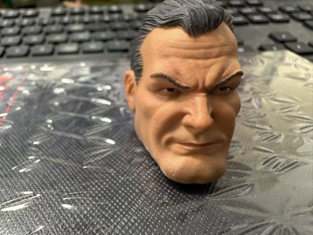 The 1/6 Shazam male soldier's head sculpture does not include a head plug