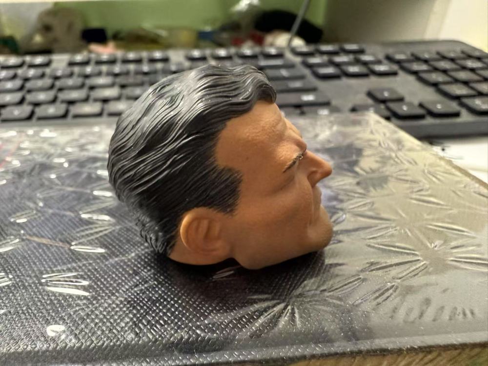 The 1/6 Shazam male soldier's head sculpture does not include a head plug