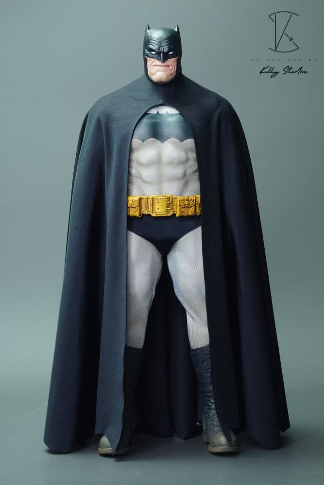 HT 1/6 Batman: The Dark Knight Returns Comic Edition Bat-skin cape