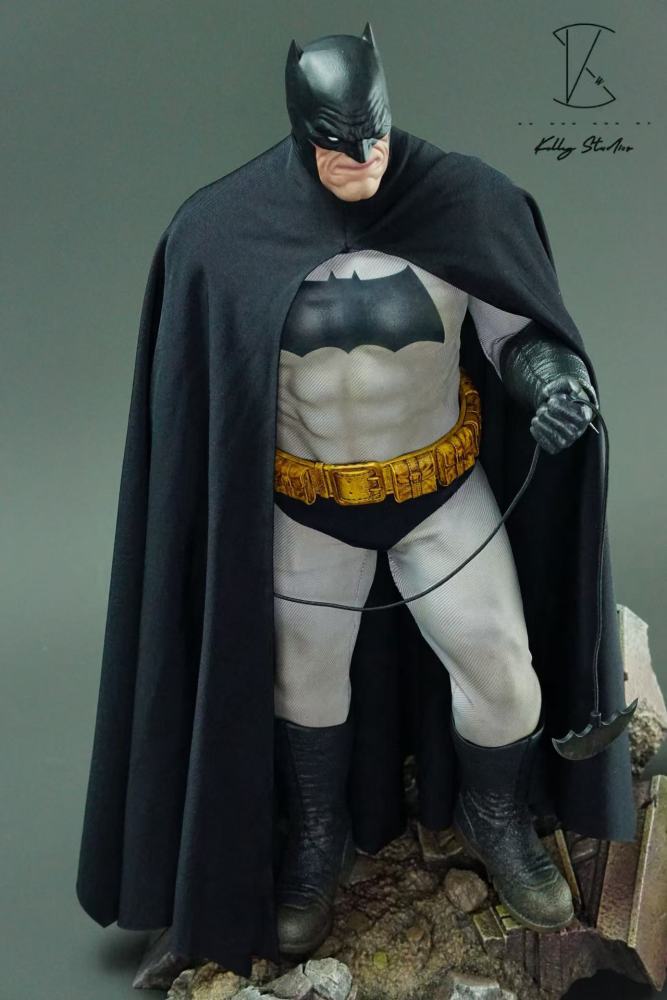HT 1/6 Batman: The Dark Knight Returns Comic Edition Bat-skin cape