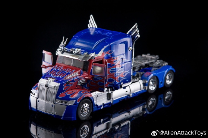 Pre-order AAT-02 King of Kavaliers Optimus Prime Transformable Action Figure