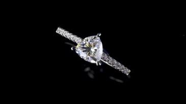 AMO 1.0CT VVS MOISSANITE S925 WHITE GOLD PLATED TRIANGLE CUT ENGAGEMENT RING