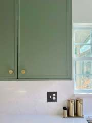 Unionlands Cabinetry Green Lacquer Painted Slim Shaker kitchen Cabinet with Wood Grain Melamine Island