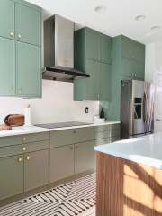 Unionlands Cabinetry Green Lacquer Painted Slim Shaker kitchen Cabinet with Wood Grain Melamine Island