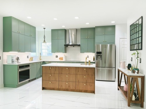 Unionlands Cabinetry Green Lacquer Painted Slim Shaker kitchen Cabinet with Wood Grain Melamine Island