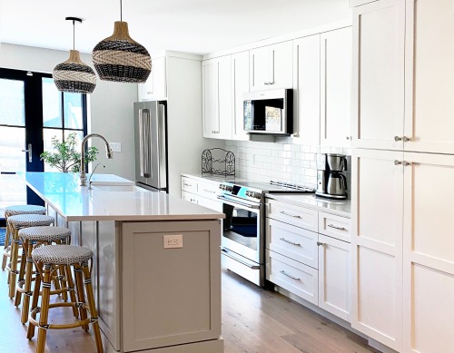 Painted grade shaker design kitchen cabinet for custom home in Los Angeles