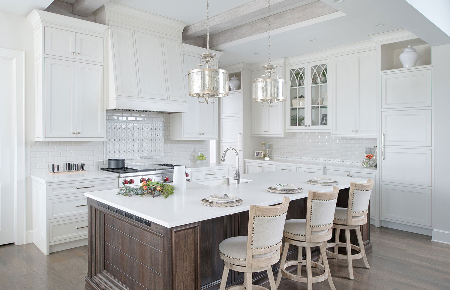 A transitional kitchen cabinet made for home builder from Dallas city,USA