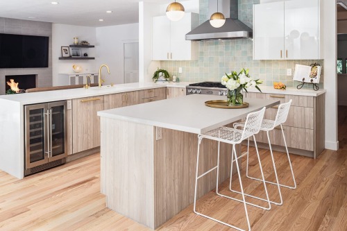 Unionlands Cabinetry Light Grey Melamine with Based Cabinet and High Gloss Lacquer Painted Wall Cabinet Grade Kitchen Design Quartz Waterfall Island