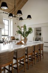 Unionlands Cabinetry White Raised Panel Door Kitchen Cabinet Solid Wood Painted with Quartz Shelf Supports