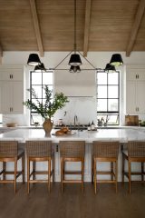 Unionlands Cabinetry White Raised Panel Door Kitchen Cabinet Solid Wood Painted with Quartz Shelf Supports