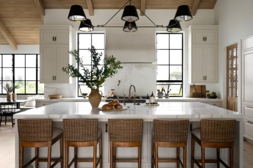 Unionlands Cabinetry White Raised Panel Door Kitchen Cabinet Solid Wood Painted with Quartz Shelf Supports