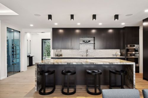 Unionlands Cabinetry Modern Design Handleless Black Matte Lacquer Kitchen Cabinet With Marble Countertop Waterfall Island