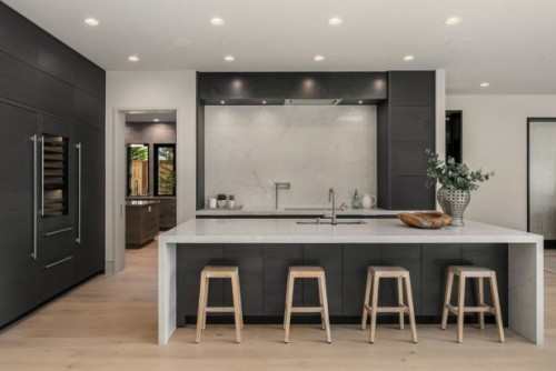 Unionlands Cabinetry Handleless Black Matte Lacquer Painted Modern Kitchen Cabinet With Quartz Waterfall