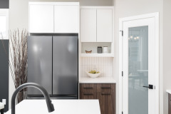Unionlands Cabinetry Modern Kitchen Cabinet Handleless Slab Panel Two Tone White Lacquer Top Cabinet and Melamine Island