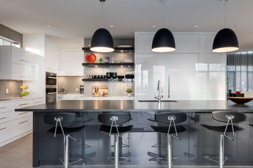 Unionlands Cabinetry Two Tone White and Black High Gloss Lacquer Kitchen Cabinet and Vanity Modern Design Slab Panel