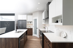 Unionlands Cabinetry Modern Kitchen Cabinet Handleless Slab Panel Two Tone White Lacquer Top Cabinet and Melamine Island