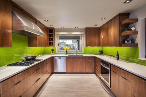Unionlands Cabinetry Brown Timber Grain Modern Kitchen Cabinet With Green Backsplash