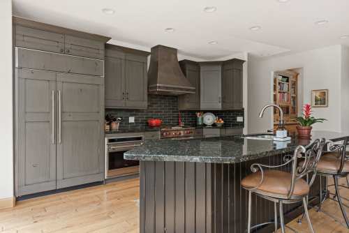 Unionlands Cabinetry Vintage Style Solid Wood Shaker Door Stain Kitchen Cabinet With Black Painted Shiplap Panel Granite Countertop Island Cabinets