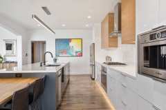 Unionlands Cabinetry Modern Kitchen Cabinet High Gloss Lacquer Slab Panel and Bright Melamine Finish Top Cabinet With Navy Blue Island