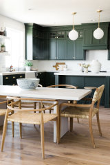Unionlands Cabinetry Dark Green Painted Shaker Panel Wholesale Customize Kitchen Cabinet With Mini Island