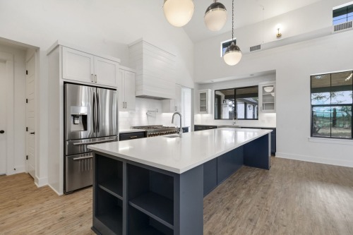Unionlands Cabinetry Simple and Stylish Kitchen Cabinet White Shaker Panel Metal Handle With Navy Blue Lacquer Painted Island
