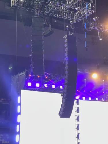 Line Array Speaker System: High-impact sound for a live band show