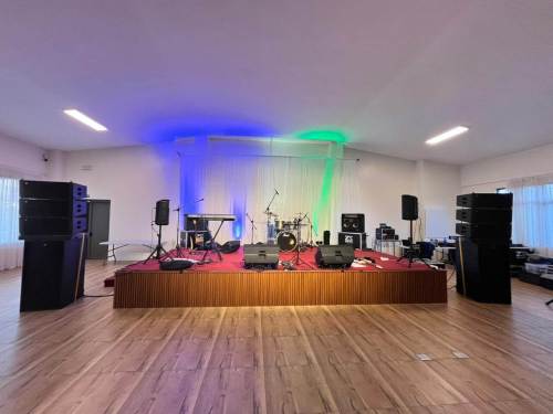 Sistema de sonido para conciertos de ZSOUND para un evento inolvidable en interiores de Mauricio.