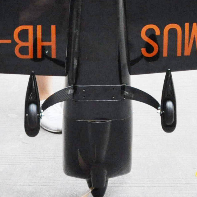 Extra 300 Gasoline Airplane Carbon Fiber Landing Gear For 2635cc/50cc