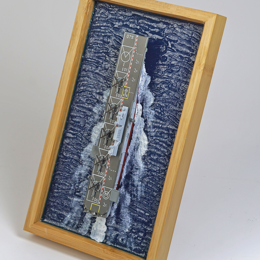 Mini 075 Amphibious Landing Ship Seascape Model Ornament