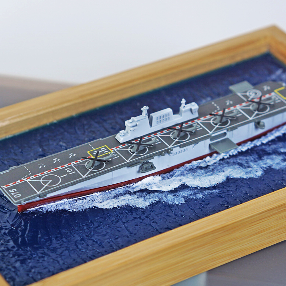 Mini 075 Amphibious Landing Ship Seascape Model Ornament