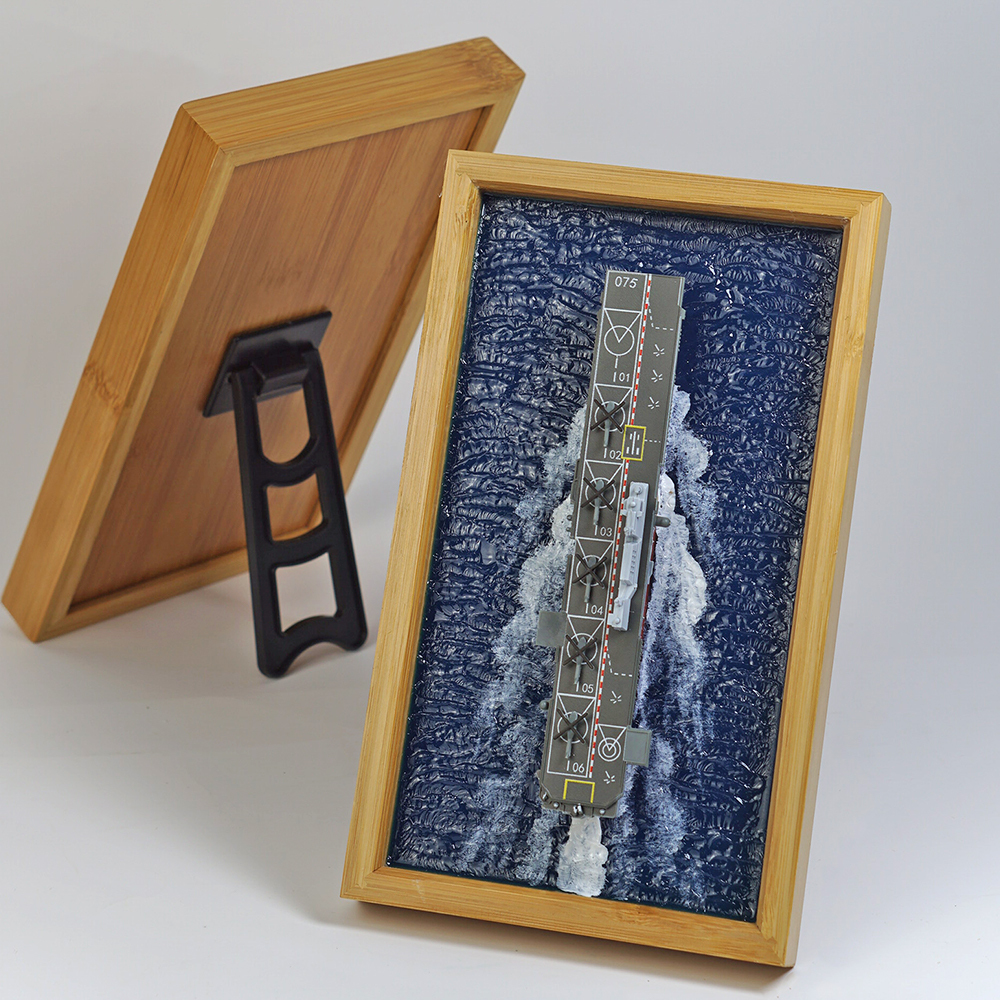 Mini 075 Amphibious Landing Ship Seascape Model Ornament