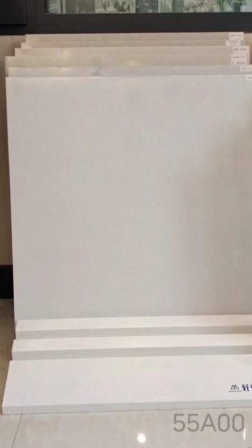 Milky white floor tiles are simple and elegant living room and bathroom floor tiles