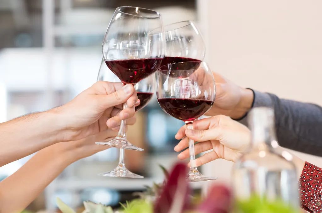 Есть ли разница между бокалом для красного вина и бокалом для белого вина?