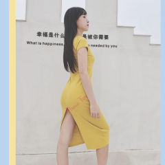 户外露出性感高开叉连衣裙
