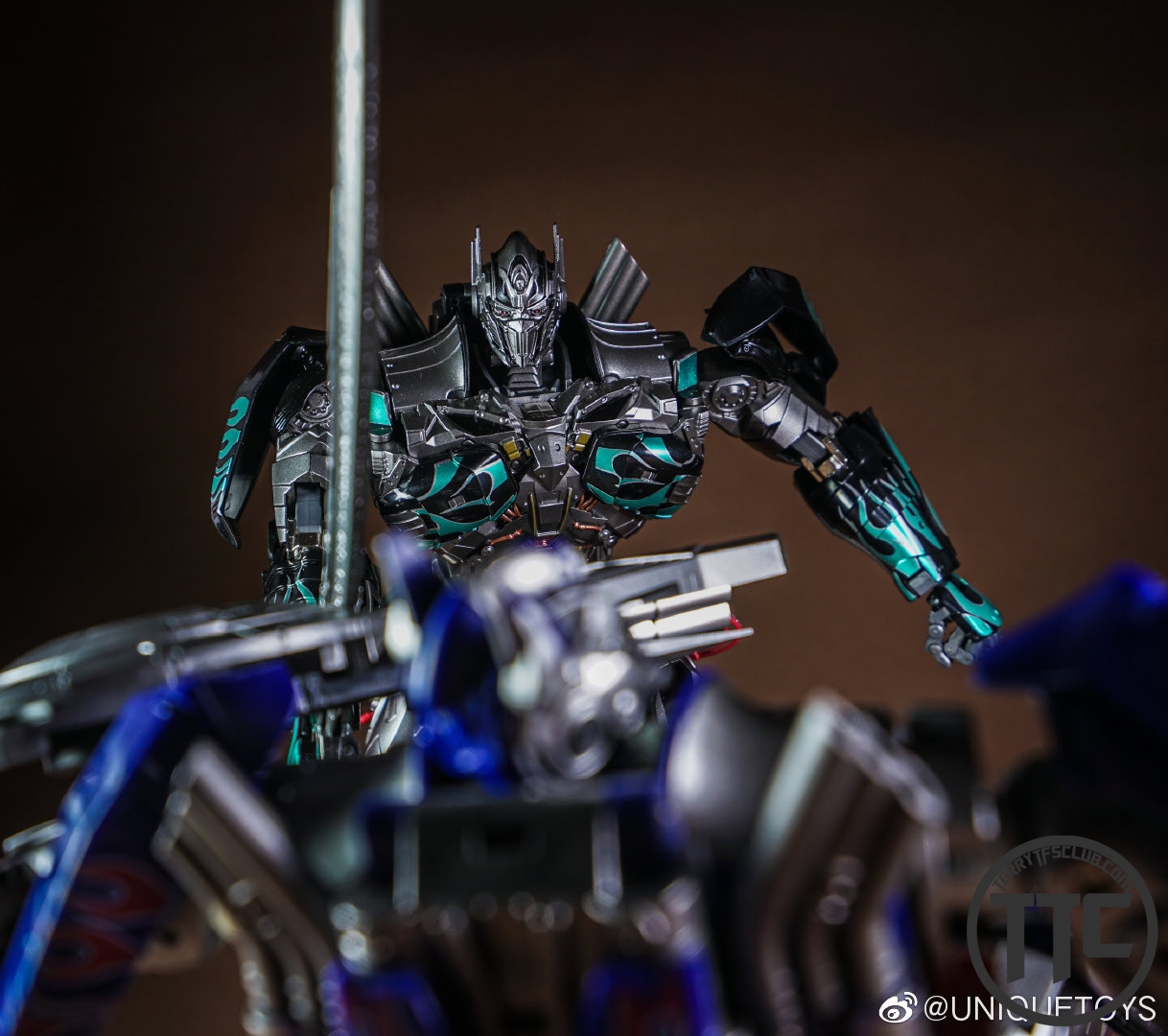 Unique Toys R-02B Challenger Optimus Prime Nemesis Black Version