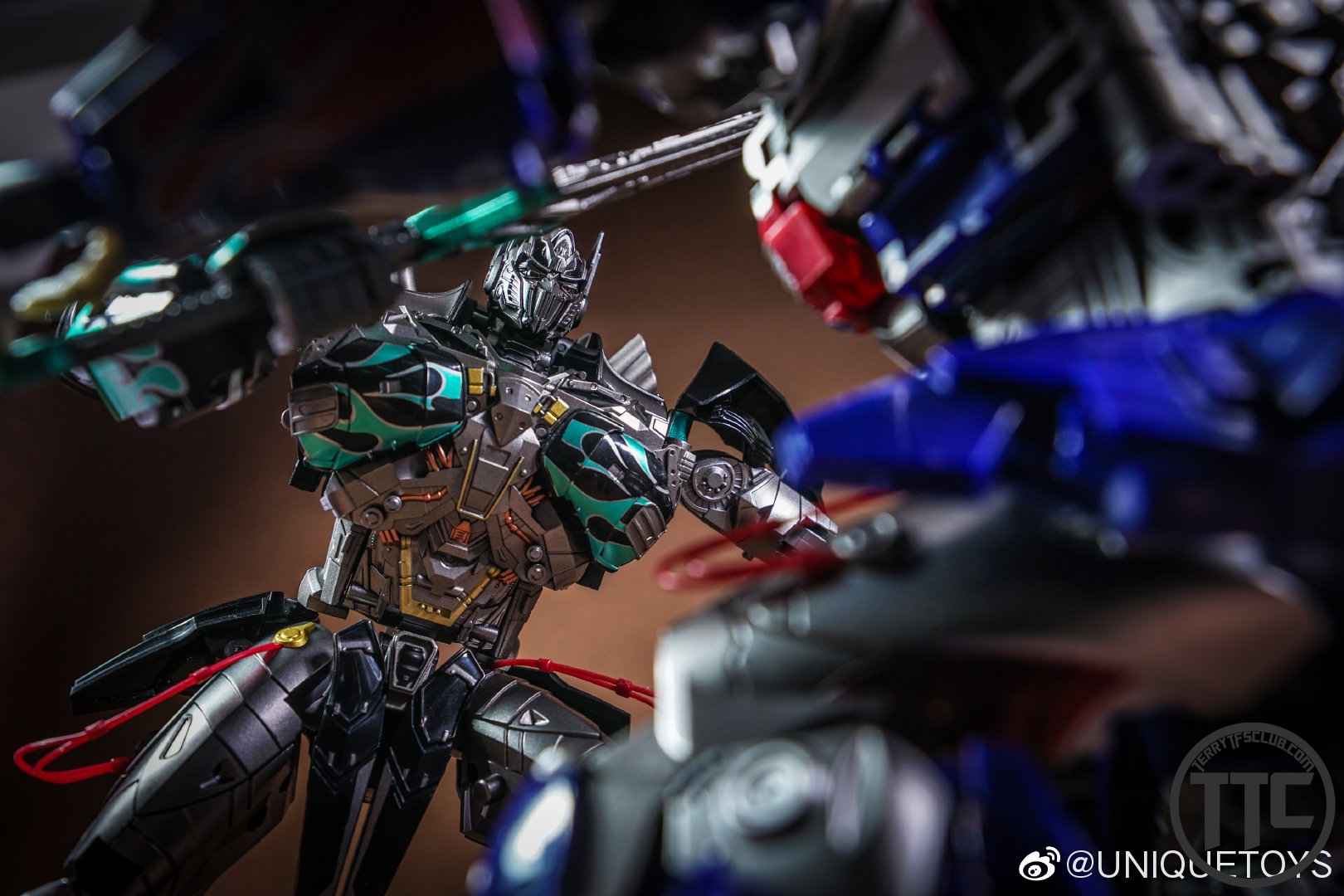 Unique Toys R-02B Challenger Optimus Prime Nemesis Black Version