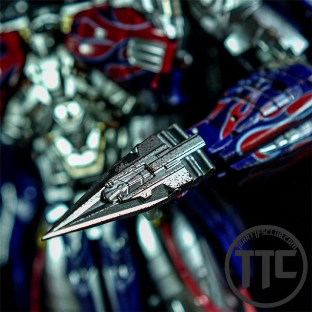 【SOLD OUT】Unique Toys R-02D Challenger Optimus Prime Battle Damage Version