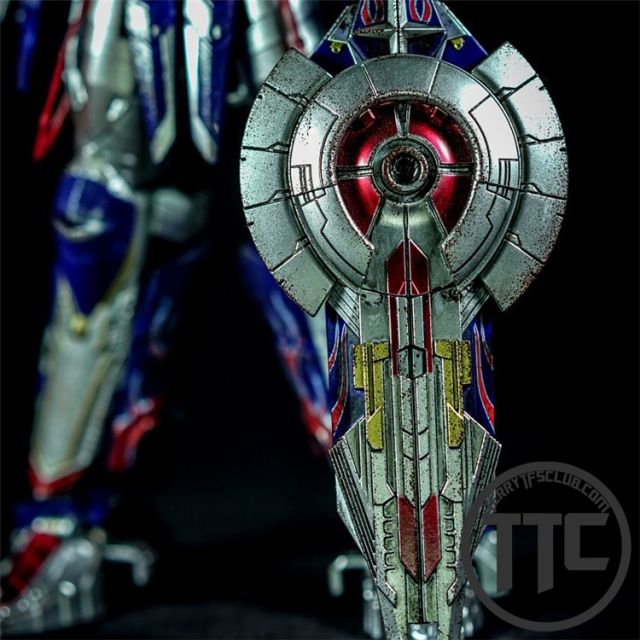 【SOLD OUT】Unique Toys R-02D Challenger Optimus Prime Battle Damage Version