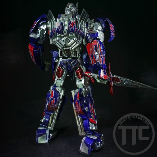 【SOLD OUT】Unique Toys R-02D Challenger Optimus Prime Battle Damage Version