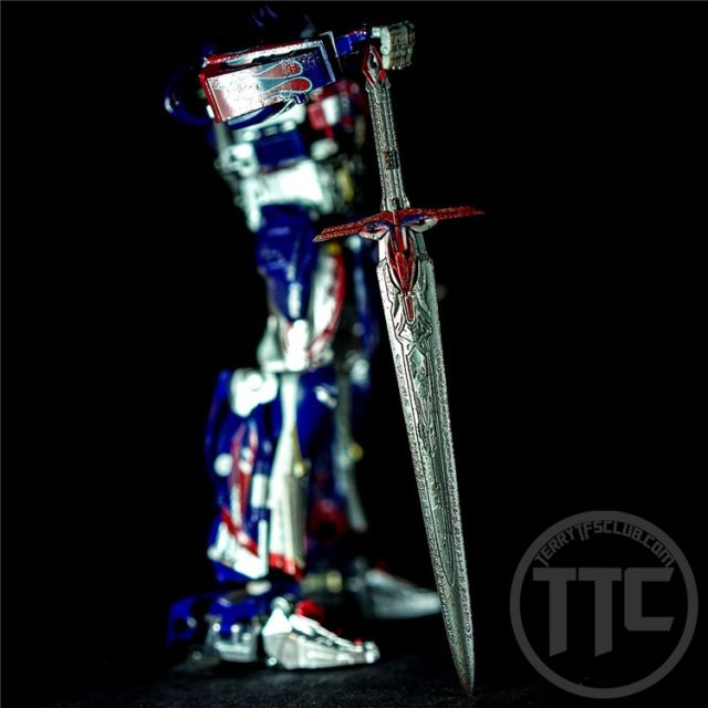 【SOLD OUT】Unique Toys R-02D Challenger Optimus Prime Battle Damage Version