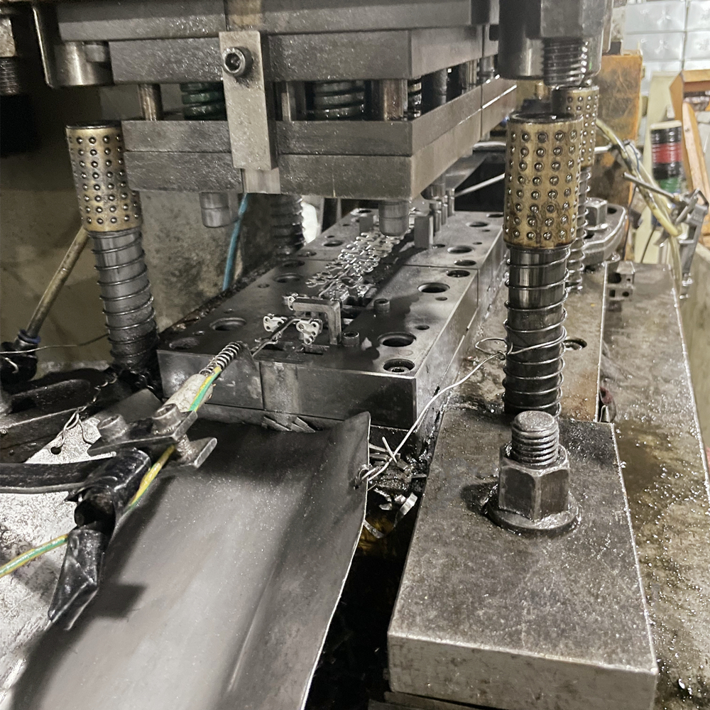 Cabinet Hinge Triangle Part Automatic Stamping Die