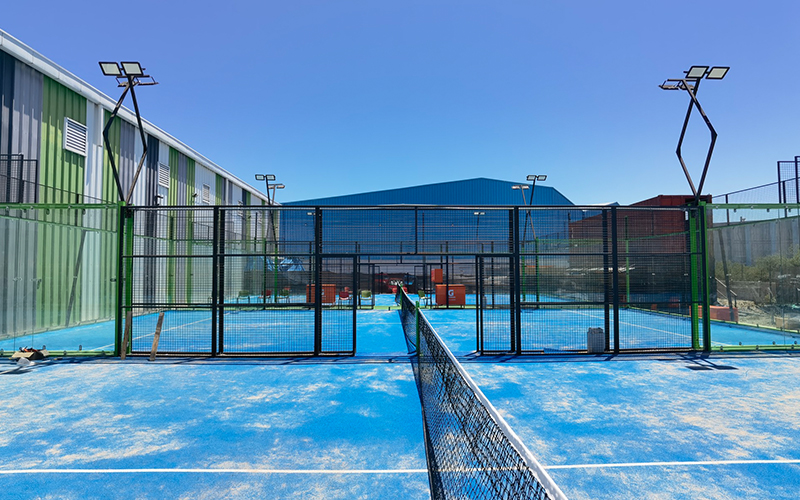 How many padel courts are there in the world?