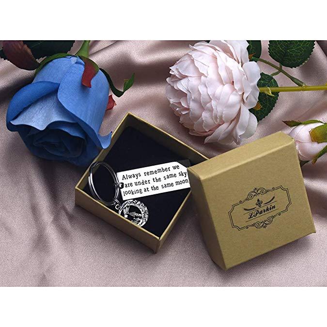 Long Distance Relationship Gifts Always Remember We are Under The Same Sky Looking at The Same Moon Friends BFF Key Chain Gift for Husband Boyfriend