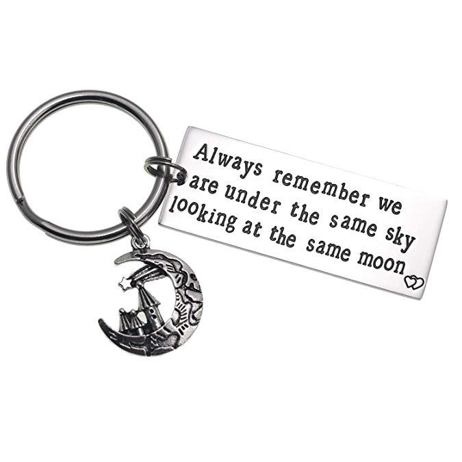 Long Distance Relationship Gifts Always Remember We are Under The Same Sky Looking at The Same Moon Friends BFF Key Chain Gift for Husband Boyfriend