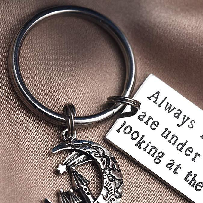 Long Distance Relationship Gifts Always Remember We are Under The Same Sky Looking at The Same Moon Friends BFF Key Chain Gift for Husband Boyfriend