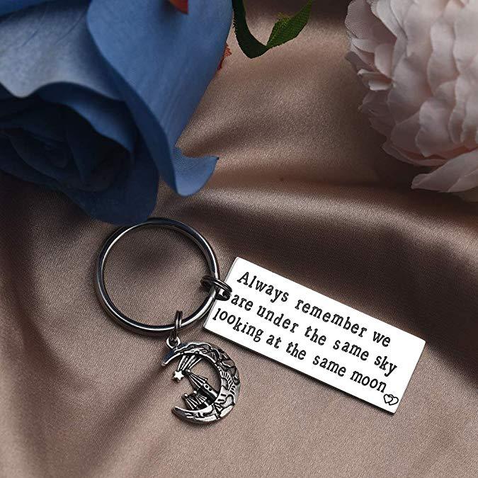 Long Distance Relationship Gifts Always Remember We are Under The Same Sky Looking at The Same Moon Friends BFF Key Chain Gift for Husband Boyfriend