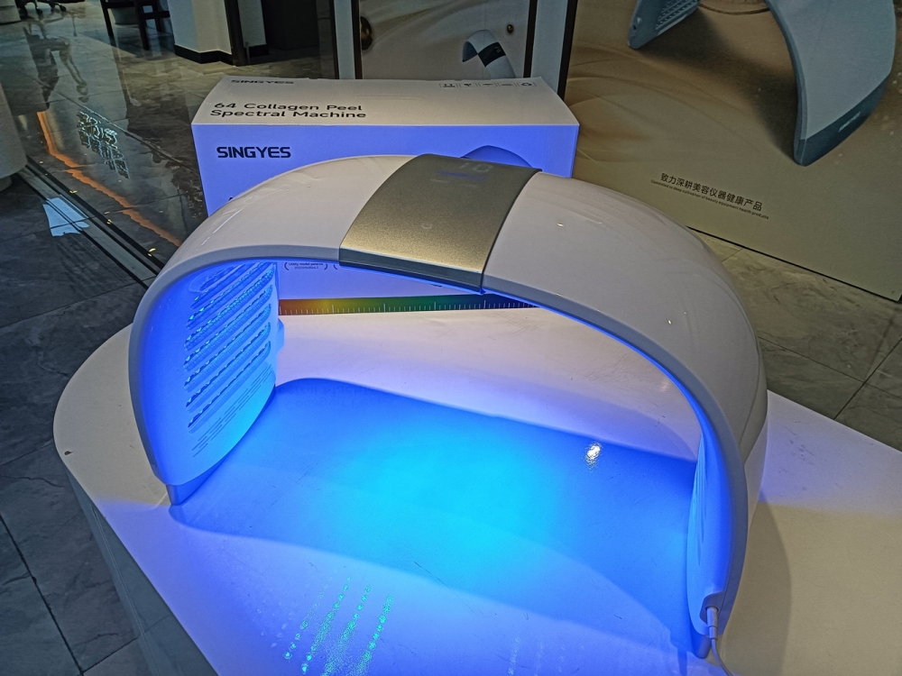 High Quality LED Light Therapy Led Facial Machine Skin Care Face lift Red and Blue Spectrum Beauty Equipment for Home Salon