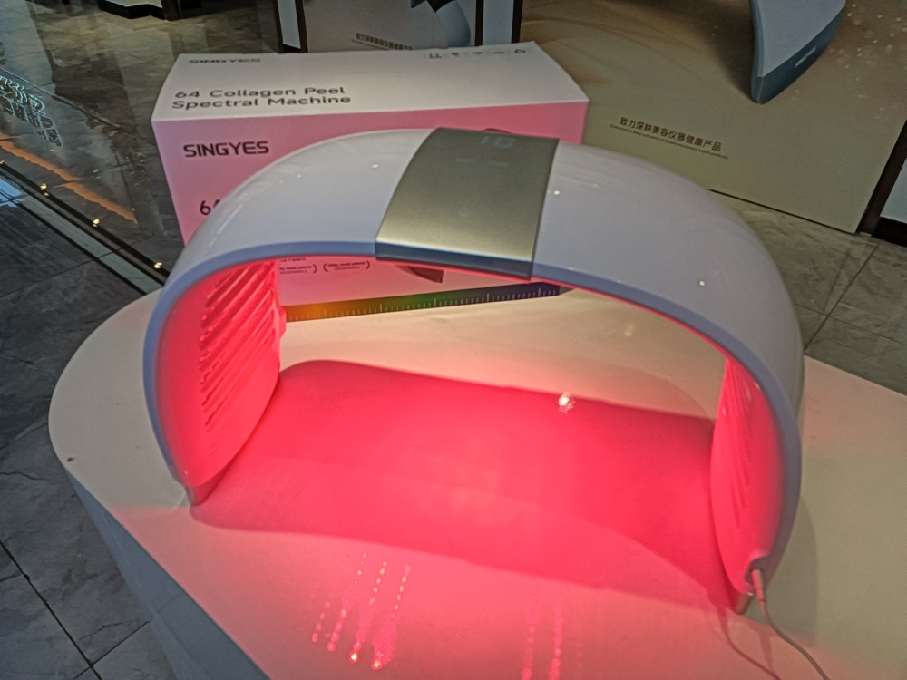 High Quality LED Light Therapy Led Facial Machine Skin Care Face lift Red and Blue Spectrum Beauty Equipment for Home Salon