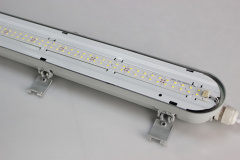 Luminaire LED anti-vapeur de 60 W et 5 pieds